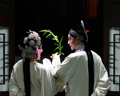 《牡丹亭》是汤显祖的代表作，也是中国戏曲...