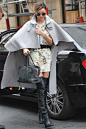 示范明星：米兰达-可儿 (Miranda Kerr)

　　示范搭配：斗篷外套 + 印花裹身裙 + 及膝长筒靴