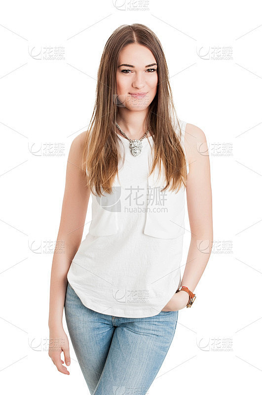 迷人的年轻女子穿着休闲服装和微笑