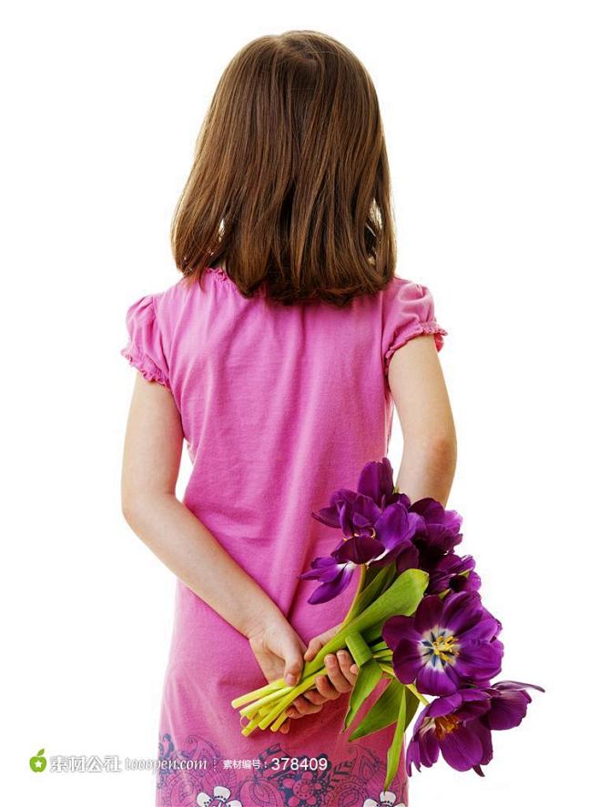 手里拿着鲜花的小女孩背影摄影高清图片
