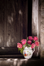 正装,水壶,红色,排列,花_126353952_Arrangement of red pink roses in a Traditional jug on a step in dappled sunlight_创意图片_Getty Images China