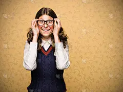 书呆子,注视镜头,青年人,女性,古怪的,咧嘴笑,角质架眼镜,庸俗,留白,水平画幅