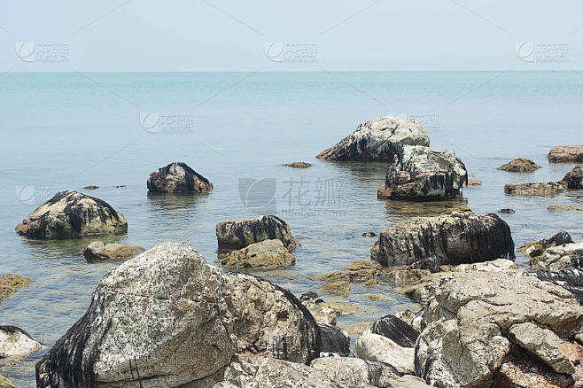 欣银滩海边的岩石