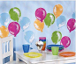 清淡的蓝色墙面，搭配四种缤纷色彩的气球墙贴，以及糖果色的餐具，让整个空间呈现出一种新鲜的甜蜜感。