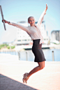 人,城市,户外,快乐,金色头发_166262062_Businesswoman jumping for joy_创意图片_Getty Images China