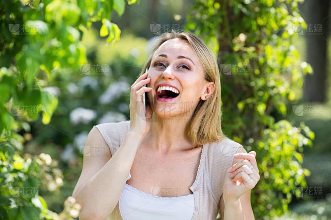 Ñ失恋的积极年轻女子在户外用手机聊天
