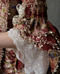 ins博主sewstine 制作的法式女袍，很少看到这么高水平的亚裔欧洲历史服装博主，这件女袍从布料到剪裁都保持了洛可可时代的原貌，胸衣插片上的立体装饰也是她自己手工编织的。 ​​​​