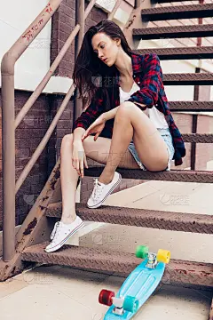 金属楼梯上的时髦女孩。