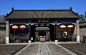南阳府衙：又名南阳府署。坐落于中国历史文化名城，河南省南阳市区民主街西部北侧。始建于南宋咸淳七年（公元1271年），历经元、明、清、中华民国、中华人民共和国五个历史时期，共历199任知府。府衙现存明清建筑100余间，南北长300米，东西宽240米，面积72000平方米，整个建筑群布局严谨，规模宏大，气势雄伟，是封建社会留下的一个完整的郡级实物标本。