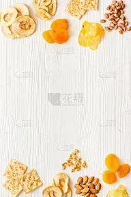 头顶上有健康的零食——坚果、干果和饼干