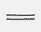 两台闭合的深空灰色 MacBook Pro 的侧面视图，展示 MagSafe 3 端口、两个雷雳 4 端口、耳机插孔、SDXC 卡插槽、一个雷雳 4 端口，以及 HDMI 端口。