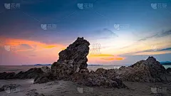 夕阳下美丽的海滩