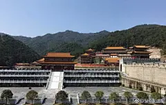 【大学花10亿打造豪华校区:红墙黄瓦 酷似古代皇宫】微博网友爆料称华东交通大学理工学院靖安校区的建筑十分雄伟，装潢和古代皇宫类似。昨天，学院工作人员告诉北青报记者，学校把校区建设成仿古模式，主要是想通过展示中国传统文化，把校区打造成亮点来供学生艺术写生和培训。°大学花10亿打造豪华校区:红墙黄瓦 酷似古代皇宫 ​​​​
