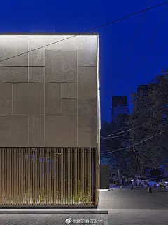 #DINZ餐厅#MDDM STUDIO | The Corner.建筑的规则体量与相邻分界线齐平，实心和半透明材料的交替形成表面的韵律。入口处的钢箱则隐藏了一个日式花园，丰富了休息室一角的景观，同时增加与繁华街道的物理距离。吧台设置在木箱内，私密性因此更是上升了一级。传达出轻松的环境。官网O网页链接 ​​​​