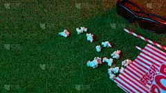 包装爆米花吸管汽水在绿色草坪上与3D眼镜看电影。创造性的光红蓝。观看关于大自然的电影。在公园里。休闲