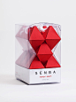 来自日本设计师Seita Goto的创意，Senba Tea折纸茶包优雅又富有寓意：

看上去就像是一颗、一颗红色的双面折纸金字塔，其中一面的纸上有预切割好的缝，使用的时候，沿着这些缝轻轻将它撕开，就能露出中间的茶包，然后，剩下的那面金字塔，可以变成挂钩挂在茶杯上，方便茶包的清理。而此时，刚刚撕下的那些三角，洒落在桌面上，就像片片桃花~

而更赞的是其寓意，据说，类似的造型在日本文化中象征着和平与长寿——用透明的塑料盒子装了，里面是垒在一起的Senba Tea，看上去真的典雅又清净~