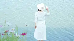 　　人在困境中需要一种阳光心态，做个阳光之人！你的心情好了，你就微笑了；我的心情好了，我就快乐了； 他的心情好了，他就唱歌了；大家的心情好了，世界就祥和了。人们的幸福与快乐，源自于好心情！

　　心情并不是纯色，而是彩色的。人们的心情，有时静如止水，有时稍有波动；有时如湛蓝天空，有时昏暗隐晦；有时乌云遮盖，有时由雾转晴；有时心潮澎湃，有时祥和安宁。

　　正是因为心情的五彩斑斓，千头万绪，我们才需要学会调控。有了好心情的陪伴，听一首歌，它会更动听； 看一篇文，它会更感人；走一段路，它会更轻松； 画一幅画，