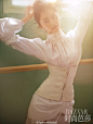 #杂志大片Editorials# 景甜登上《时尚芭莎》11月上封面，化身舞蹈练功房内的芭蕾少女，沐浴在温暖的阳光中，展现纯真之美。摄影：@陈漫ChenMan