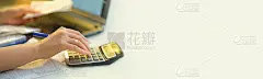 女人在家里用笔在银行存折上写字，同时拿着账单在家里计算。费用，帐户，税收，家庭预算概念