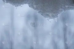 这幅画的顶部悬着一层雪。