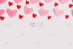 白色背景上的粉色和红色的心。平面布局，俯视图。副本的空间。情人节的概念