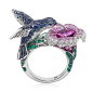 Boucheron宝诗龙动物主题珠宝系列A Collection Of Animals。主石为一颗1.5ct的枕形切割粉色蓝宝石，花瓣镶嵌粉色蓝宝石和钻石，蜂鸟造型镶嵌蓝宝石和钻石，白金戒托镶嵌圆形切割祖母绿。
定格了一只蜂鸟拍打翅膀轻啄花蜜的瞬间。蜂鸟的背羽由蓝宝石镶嵌，与粉色蓝宝石花朵、祖母绿叶片相辉映，在指间构筑出一座生机盎然的微型花园。
