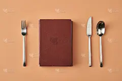 书，叉，刀和勺子被孤立的米色背景，概念摄影美食博客或广告