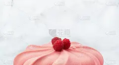 横幅海报粉红色蛋糕与覆盆子。在背景中留出文本空间。