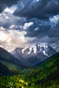 多云,日光,树林,小路,雪山_gic13913618_四川亚拉雪山_创意图片_Getty Images China