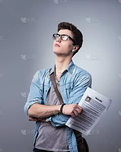 有简历的年轻人