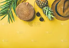 色彩缤纷的夏季女性时尚服装在黄色的背景