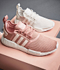 adidas推出NMD夏季新色：女孩们要疯了！ | 时尚 | POP！微博 : adidas推出NMD R1女鞋夏季新配色，淡淡的珊瑚粉色和奶白色，适合夏天的暖色和纯净的白，依旧是透气性良好的primeknit材质，别的...