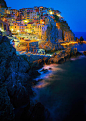 意大利五渔村，山崖上的彩色渔村马纳罗拉 (Manarola) 。