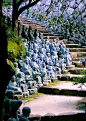 Statue Stairs, Kyoto, Japan 雕像楼梯，日本京都。