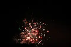 鞭炮新年烟花光芒四射燃烧爆竹点燃素材喜庆图片春节除夕闪耀多姿多彩背景免费璀璨火花高清热闹爆炸818A9346 – 饿狐背景网站-微距高清设计素材免费图片下载海报壁纸摄影背景素材，背景图，背景墙，背景板，背景图片，背景纹理，背景板设计，背景材质，背景大图