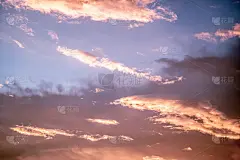 天上的世界概念。暗紫蓝粉自然明亮的晚霞天空积云。背景自然颜色的傍晚云景全景。理想的设计壁纸
