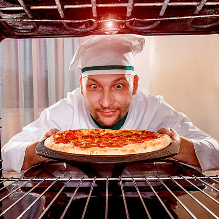 Chef cooking pizza i...