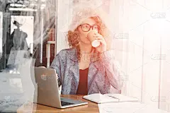 金发商务女性，中年自由职业者在咖啡店工作，视频通话，移动办公室，快乐的成功，喝咖啡