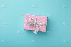 礼物盒上的蓝色背景贺卡节日概念。母亲节快乐