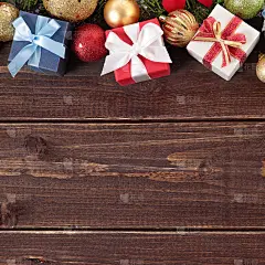 圣诞装饰和礼品盒上的木板背景广场