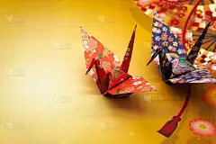 红色和蓝色的节日纸鹤