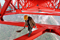 湘西矮寨特大悬索桥横跨355米深的山谷。一位建筑工人在大桥上作业。