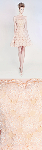 ※ Les Jardins Suspendus 2013
SS13-30
Hand Embroidered Guipure Dress
——————————————
#礼服# #Dresses#