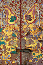 古老的泰国门建筑内Wat Suthattepwararam寺庙。
