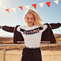 Tommy Hilfiger 在 Instagram 上发布：“Carefree days with @PyperAmerica and #TommyJeans. ” : 85.8K 次赞、 245 条评论 - Tommy Hilfiger (@tommyhilfiger) 在 Instagram 发布：“Carefree days with @PyperAmerica and #TommyJeans. ”