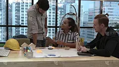 创意商务人士在办公桌旁交谈。
