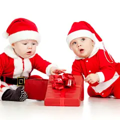 礼物与圣诞宝宝摄影图片