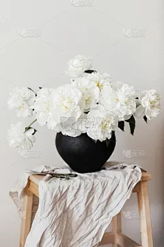 快乐的母亲节。时尚的牡丹花束在黑色粘土花瓶亚麻织物与剪刀在乡村背景。白色牡丹田园静物画。你好,春天壁