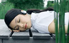 清纯美女户外写真壁纸桌面壁纸3