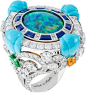 Anillo de Au fil de la oportunidad de oro blanco, oro rosa, turquesa, diamantes mandarín granates tsavorita granates, zafiros amarillos y azules y un 12,80 quilates de doble cara ópalo negro. - Foto por Van Cleef 